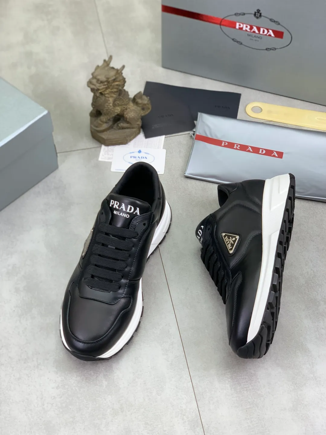 Men's shoes 💰P540 new (higher version) new PRADA (Prada) classic models are on the market at the same time, new men's shoes, 😘fabrics are selected from original imported calfskin. First layer of imported cowhide lining. The original version is awesome! 👍🏿Original open-molded non-slip PU outsole, with exquisite lines, simple and elegant, super comfortable and classy on foot, suitable for leisure travel. Code number: 38-45 (46 customized) 4️⃣ colors available